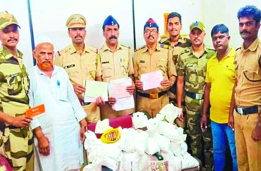 पिता के मुम्बई के स्टेशन पर ट्रेन से कटने के बाद अब बेटों में इस चीज के लिए मची खींचतान पिता के मुम्बई के स्टेशन पर ट्रेन से कट कर मरने के बाद अब बेटों में इस चीज के लिए मची खींचतान