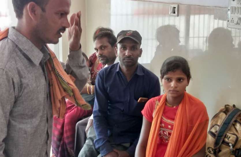 Bus overturns in Singrauli Morwa तेज रफ्तार यात्री बस पलटी, आधा दर्जन घायल, जानिए कैसे हुई दुर्घटना