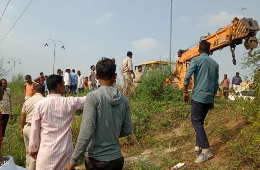Singrauli police reached the spot after the accident तेज रफ्तार ट्रैक्टर पलटा, एक की मौत, दूसरा गंभीर, जानिए कैसे हुई दुर्घटना