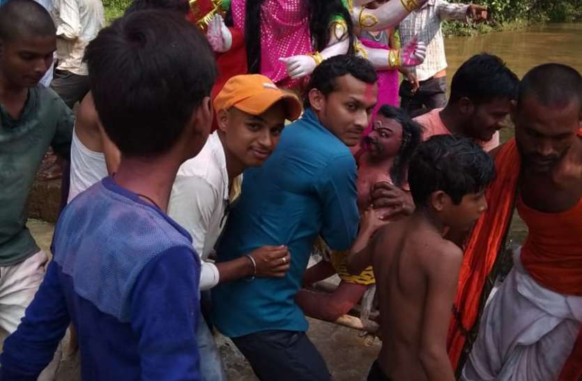 Idol immersion on ghats marked by Singrauli Municipal Corporation मूर्ति विसर्जन : मां को विदा करते डबडबा आईं श्रद्धालुओं की आंखें