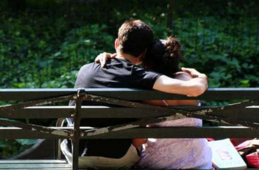 Love couple मेला देखने आये लड़का-लड़की एकांत में करने लगे ऐसा, इस हालत में लोगों की पड़ी नजर तो हुआ ये