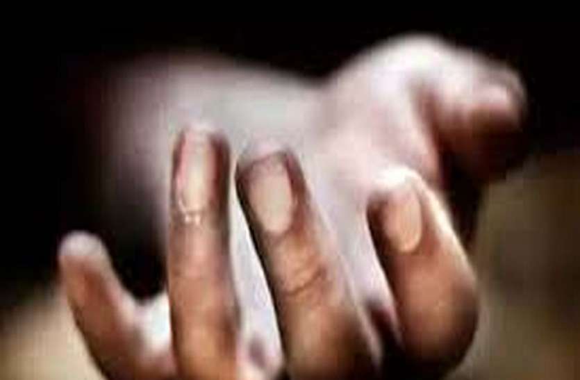 तडक़े कॉम्पलेक्स में बॉडी देखकर चौक गए सोसायटी प्रमुख तडक़े कॉम्पलेक्स में बॉडी देखकर चौक गए सोसायटी प्रमुख