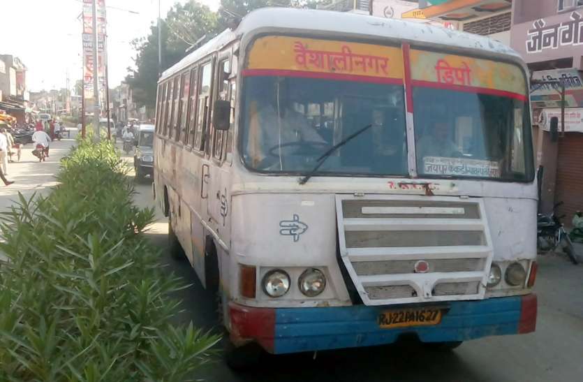 मालपुरा में कर्फ्यू से आवागमन हुआ प्रभावित, जयपुर से भीलवाड़ा व उदयपुर की बसों का मार्ग किया परिवर्तित मालपुरा में कर्फ्यू से आवागमन हुआ प्रभावित, जयपुर से भीलवाड़ा व उदयपुर की बसों का मार्ग किया परिवर्तित