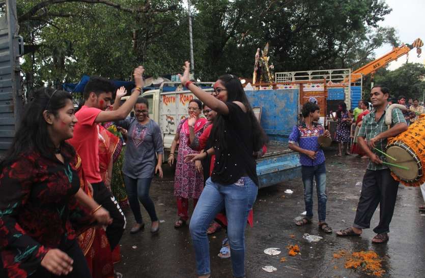दुर्गा पूजा में अशालीन हरकत: बड़ी संख्या में गिरफ्तार दुर्गा पूजा में अशालीन हरकत: बड़ी संख्या में गिरफ्तार