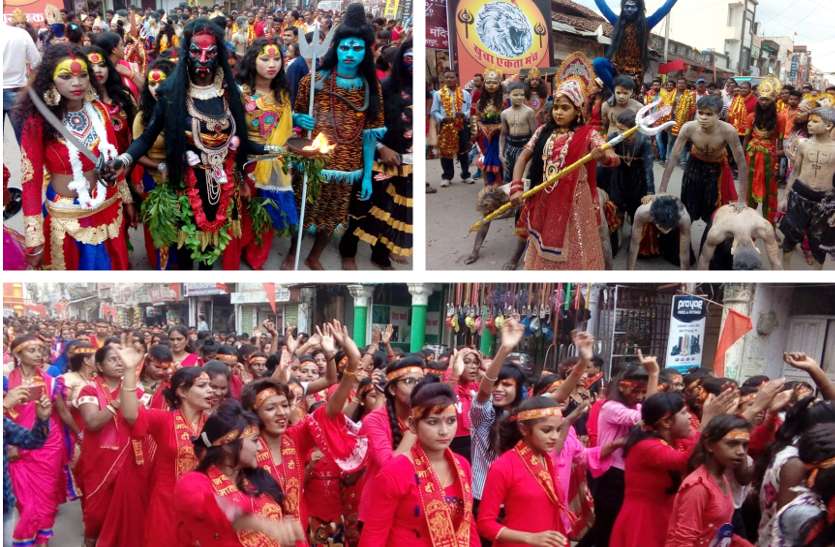 दुर्गा मां की प्रतिमा विसर्जित करने निकलीं सैकड़ों युवतियां, कोई काली मां बनी तो कोई दुर्गा- देखे ये मनमोहक Video दुर्गा मां की प्रतिमा विसर्जित करने निकलीं सैकड़ों युवतियां, कोई काली मां बनी तो कोई दुर्गा- देखे ये मनमोहक Video
