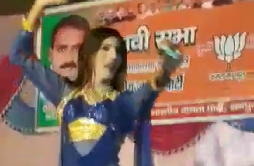 vlcsnap-2019-10-09-11h37m25s431.png Rampur Upchunav: BJP उम्मीदवार की चुनावी सभा में हुआ ऐसा डांस, डीएम ने की बड़ी कार्रवाई- देखें डांस का वीडियो
