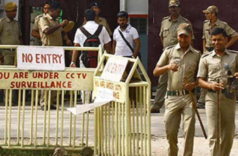 बंगाल में तिहरा हत्याकांड: शिक्षक, गर्भवती पत्नी व पुत्र की हत्या बंगाल में तिहरा हत्याकांड: शिक्षक, गर्भवती पत्नी व पुत्र की हत्या