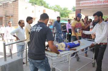 Accident in Anadara, four killed VIDEO ट्रेलर खम्भे से टकराया, फिर दो जीपों को घसीटता दुकान में घुसा, 4 जनों की मौत, 13 घायल