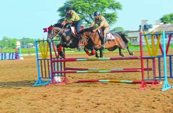 oldiers teaching horse riding as well as disciplining lessons घुड़सवारी सिखाने के साथ-साथ अनुशासन का पाठ पढ़ा रहे बटालियन के जवान