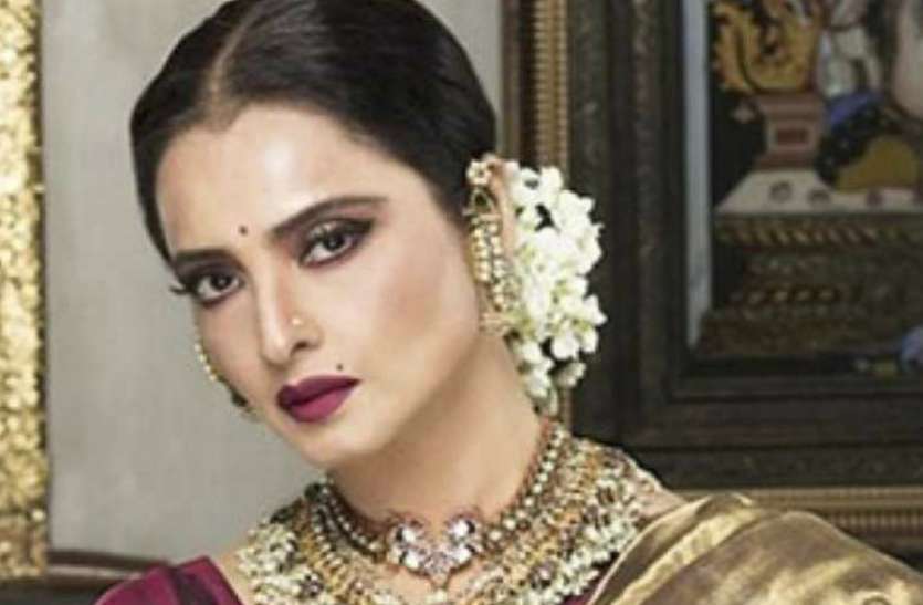 actress_rekha.jpg ससुराल में कदम रखते ही रेखा की सास ने कर दी थी उनकी चप्पलों से पिटाई, जानें उनकी 10 दिलचस्प बातें