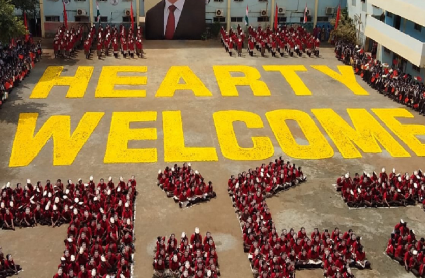 Around 2000 school students in Chennai form a formation wearing Mask चेन्नई के करीब 2000 छात्र मास्क पहनकर करेंगे जिनपिंग का स्वागत, एयरपोर्ट पर उनके स्वागत की तैयारियां जोरों पर