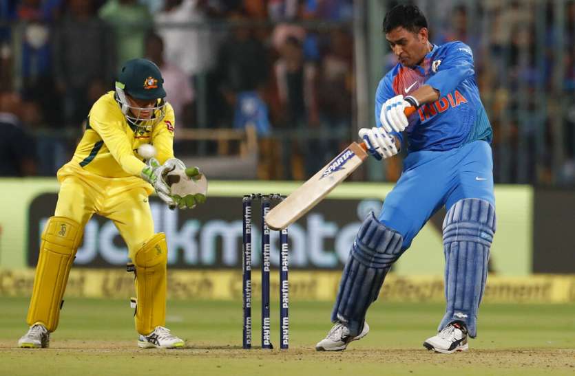 alex_carey_and_ms_dhoni.jpg धोनी की तरह बनना चाहते हैं ऑस्ट्रेलियाई कप्तान एलेक्स कैरी