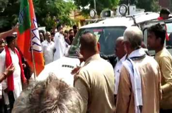 Congress candidate promotional vehicle seized in code of conduct घोसी उपचुनाव: कांग्रेस प्रत्याशी का प्रचार वाहन सीज, भाजपा नेता पर नहीं हुई कार्रवाई