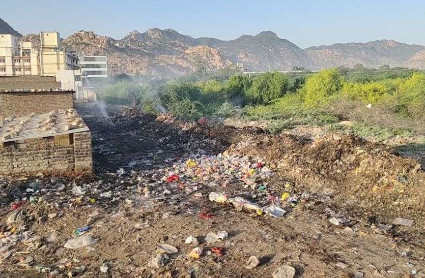 हनुमान नगर कॉलोनी में कचरे में कोई बार-बार लगा रहा आग जालोर की इस कॉलोनी को नगरपरिषद ने बना रखा है डंपिंग यार्ड, कोई बार-बार यहां कचरे में लगा रहा आग