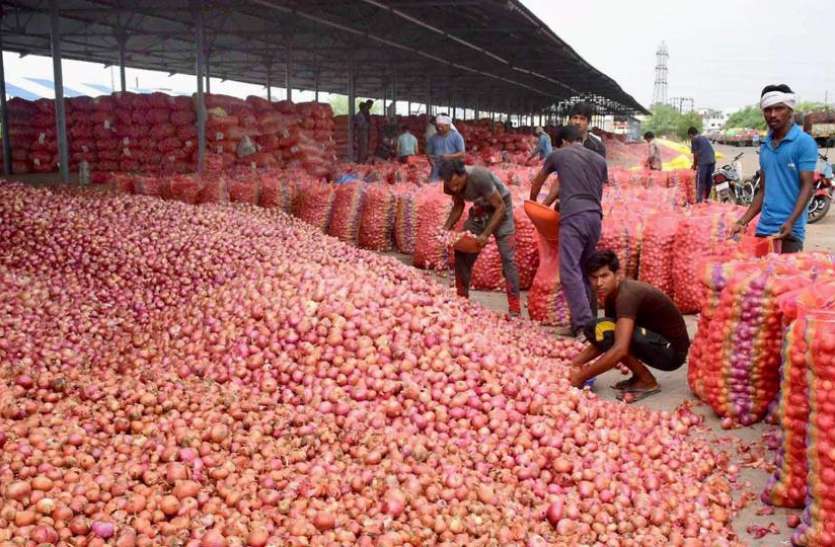 onion_market.jpg नवरात्र के बाद फिर आसमान चढ़ा प्याज का दाम, 70 रुपए प्रति किलो का छुआ स्तर