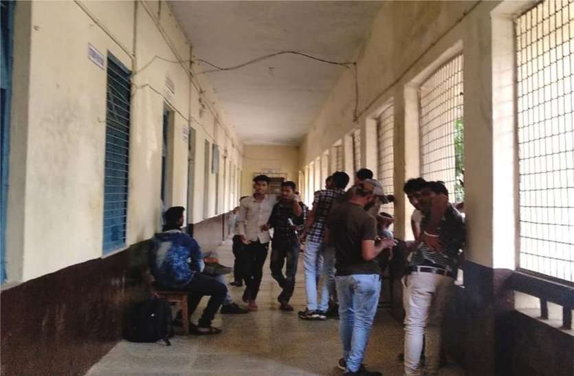 Know why ..? Students' education stopped here Higher Education: चार जिलों के 120 कॉलेजों के विद्यार्थियों को फीस में मिलेगी बड़ी राहत, कुलपति ने लिया निर्णय