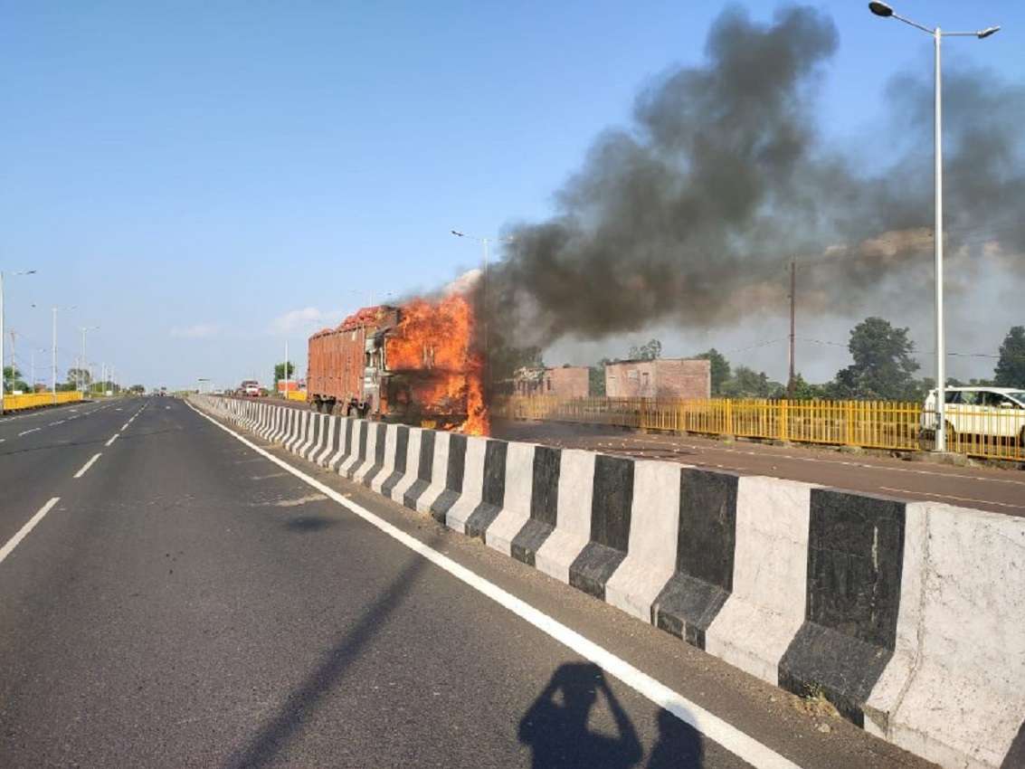 म्याना फोरलेन हाइवे पर आलू से भरे ट्रक में लगी आग
