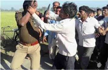 Villagers assaulted the policemen, took them hostage बच्चाचोर समझ ग्रामीणों ने पुलिसकर्मियों से की मारपीट, बनाया बंधक