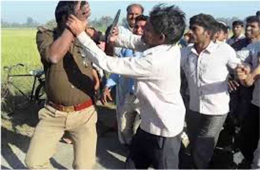 बच्चाचोर समझ ग्रामीणों ने पुलिसकर्मियों से की मारपीट, बनाया बंधक बच्चाचोर समझ ग्रामीणों ने पुलिसकर्मियों से की मारपीट, बनाया बंधक