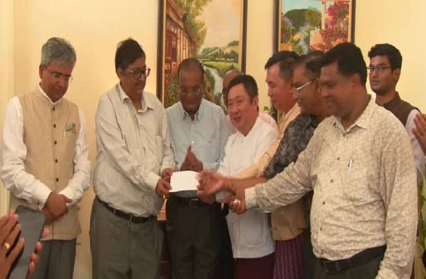 बर्मा में गांधी प्रेम, 50 हजार डाक टिकट हाथों-हाथ बिके बर्मा में गांधी प्रेम, 50 हजार डाक टिकट हाथों-हाथ बिके