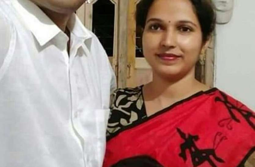 दरवाजा खोला, तीनों को इस हालत में देख लोग रहे गए हैरान दरवाजा खोला, तीनों को इस हालत में देख लोग रहे गए हैरान