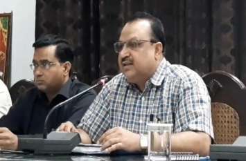 dm held a meeting with officials अचानक मीटिंग लेने पहुंचे 'ये' तो सभी अधिकारियों के छूट गए पसीने, देखें वीडियो
