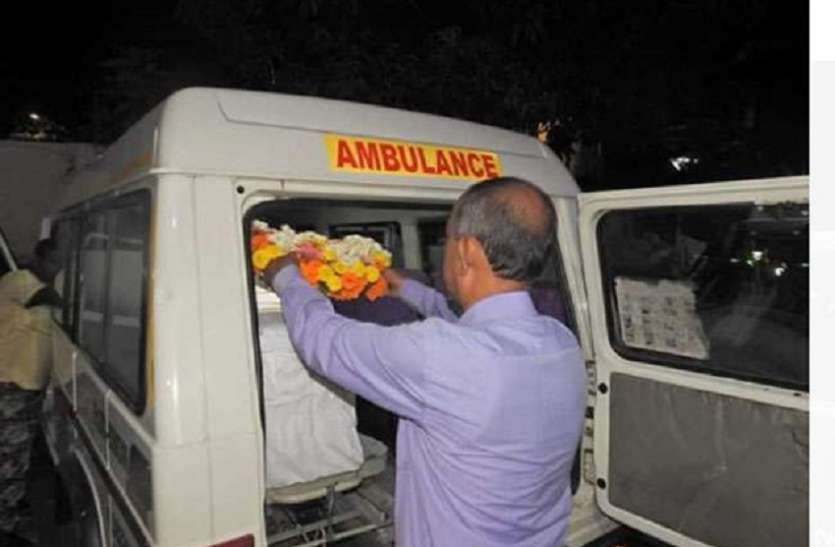 दार्जिलिंग में ट्वाय ट्रेन से सेल्फी लेने के दौरान पर्यटक की मौत दार्जिलिंग में ट्वाय ट्रेन से सेल्फी लेने के दौरान पर्यटक की मौत