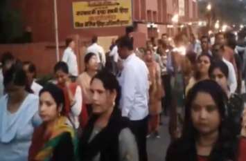 Teachers protest over old pension पुरानी पेंशन बहाली की मांग को लेकर शिक्षकों ने किया मशाल प्रदर्शन