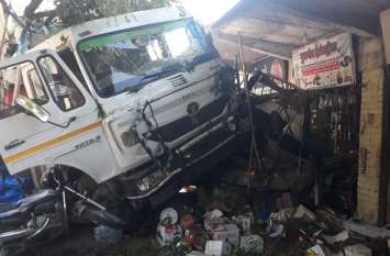 4 dead in trailer accident at sirohi दर्दनाक हादसा: दो जीपों को घसीटता हुआ दुकान में घुसा ट्रेलर, चार जनों की मौत, 13 घायल