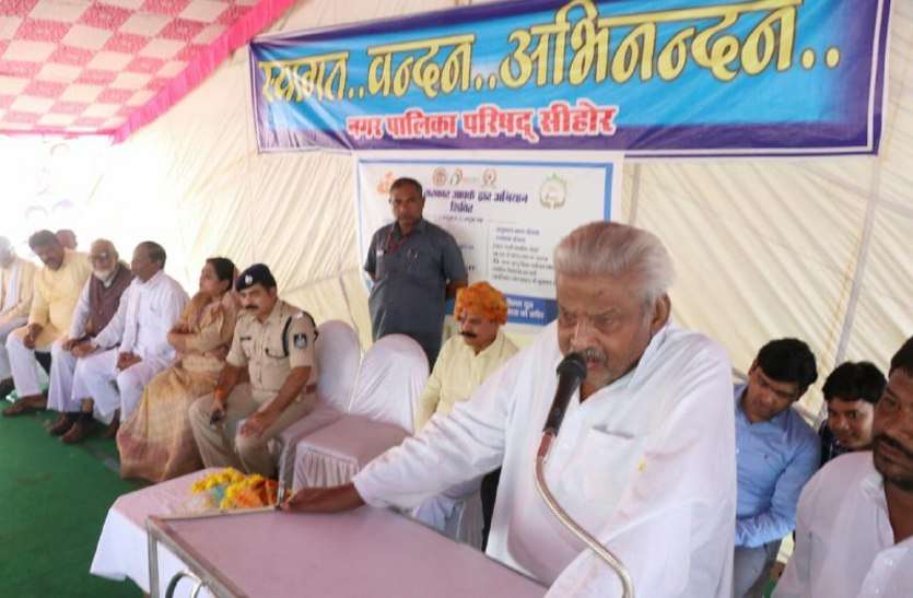 सीहोर में प्रभारी मंत्री ने बोली ऐसी बात, जिससे बढ़ गई प्रदेश के दिग्गज नेताओं की धकडऩ, देखें वीडियो... सीहोर में प्रभारी मंत्री ने बोली ऐसी बात, जिससे बढ़ गई प्रदेश के दिग्गज नेताओं की धकडऩ, देखें वीडियो...