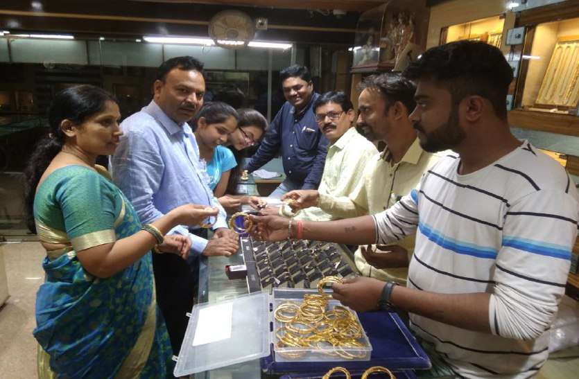 सोना कितना सोणा है...धनतेरस के पहले ही गहनों की एडवांस बुकिंग सोना कितना सोणा है...धनतेरस के पहले ही गहनों की एडवांस बुकिंग