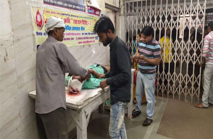 More than half a dozen people attacked with sword, rod on the middle road आधा दर्जन से ज्यादा लोगों ने बीच सड़क पर तलवार, रॉड से किया हमला, पढ़ें खबर