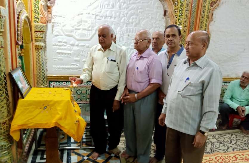 आचार्य विद्यानंद महाराज के समाधीमरण पर समाज ने दी विलियांजली आचार्य विद्यानंद महाराज के समाधीमरण पर समाज ने दी विलियांजली