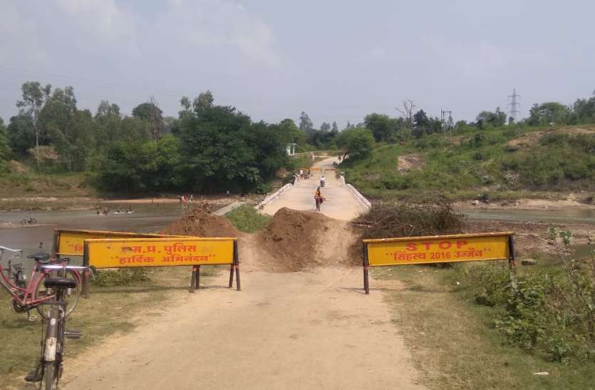 4-5 feet of sunken bridge movement, there may be a big accident 4-5 फीट धंसके क्षतिग्रस्त पुल से हो रही आवाजाही, हो सकता है बड़ा हादसा