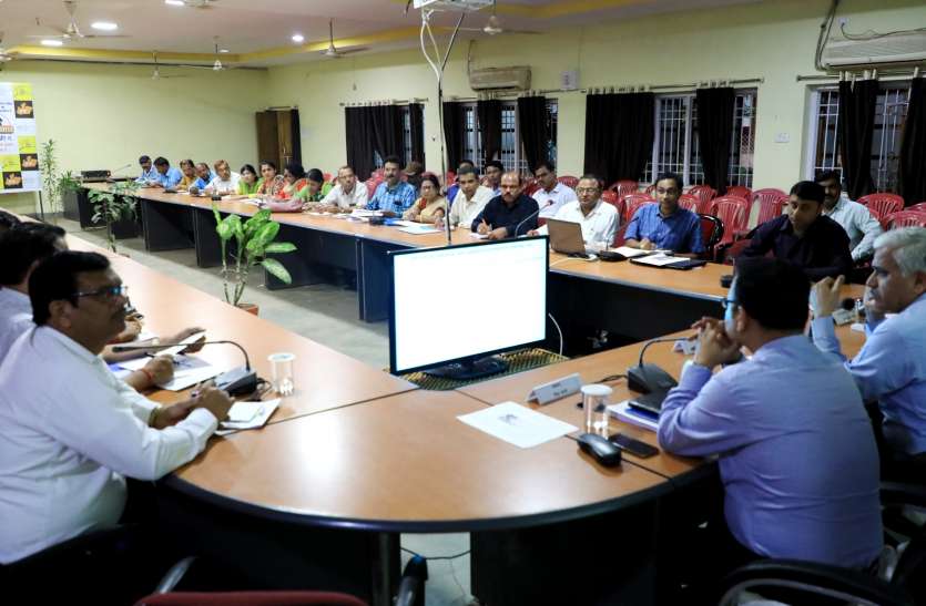 Commissioner शिक्षा उपकर की राशि से स्कूलों में कराएं एलइडी व नल कनेक्शन का इंतजाम