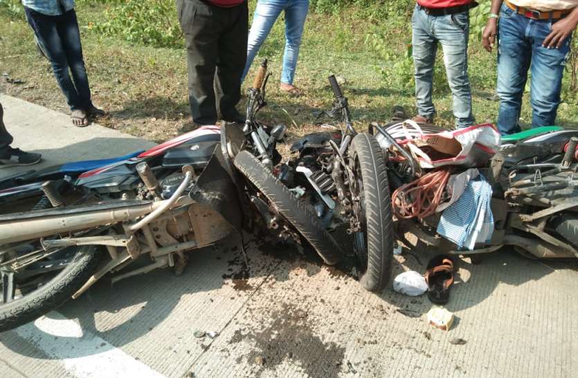 Two bikes collided with high speed, one dead and three serious तेज रफ्तार दो बाइक की आमने सामने की भिडंत, एक की मौत तीन गम्भीर