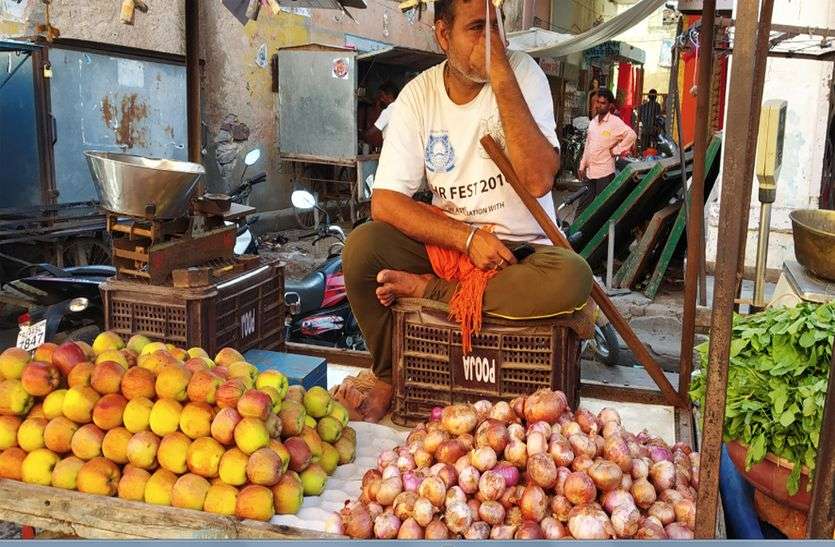 सेव के भाव में मिल रहे प्याज सेव के भाव में मिल रहे प्याज