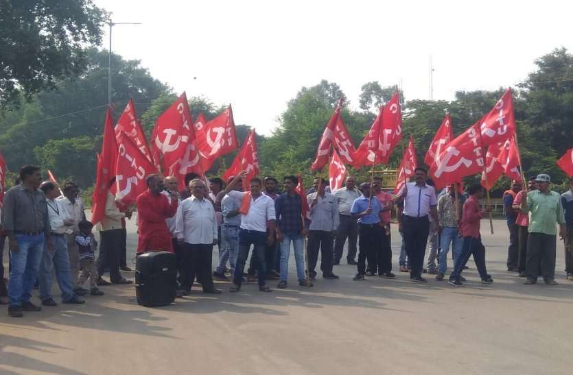 बीएसपी के मजदूरों को बोनस, समय पर वेतन की मांग को लेकर प्रदर्शन बीएसपी के मजदूरों को बोनस, समय पर वेतन की मांग को लेकर प्रदर्शन
