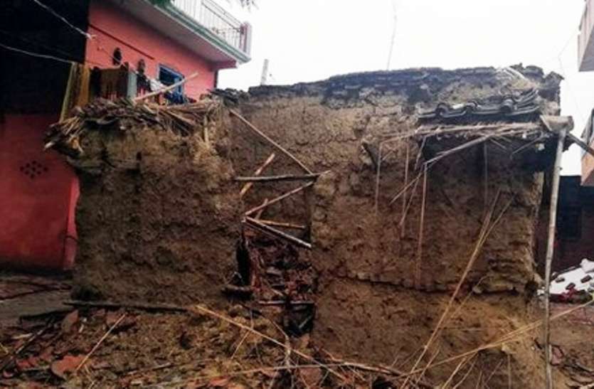 young-man-dead-in-wall-fall-in-sitapur घर की छत पर बैठकर युवक कर रहा था सफाई, अचानक दीवार से आयी तेज आवाज और धमाके के साथ हुआ यह हादसा, मचा कोहराम....