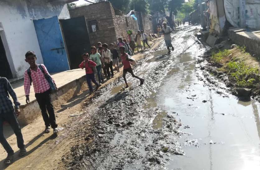 स्कूल पहुंचने के लिए यहां से गुजरना पड़ता है बच्चों को स्कूल पहुंचने के लिए यहां से गुजरना पड़ता है बच्चों को