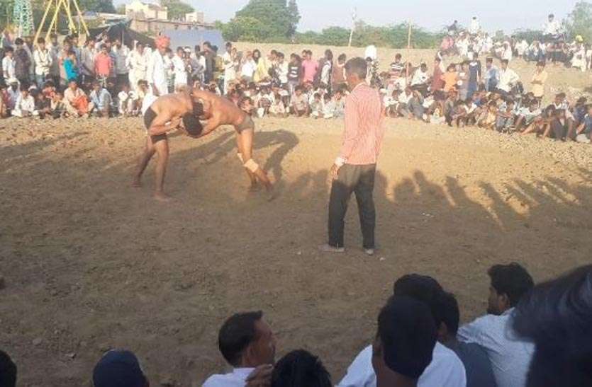 Wrestlers of states कुश्ती में पहलवानों ने लगाए दाव