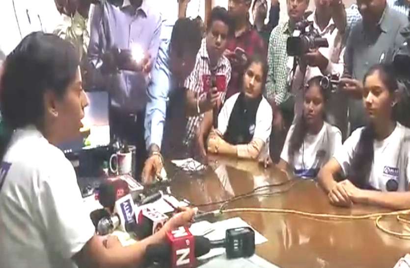 1_7.jpg VIDEO: जयपुर कलक्टर की कुर्सी पर बैठकर 12वीं स्टूडेंट ने जारी कर डाले आदेश, और फिर...