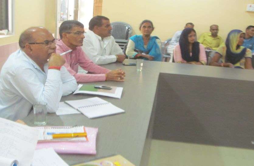 सदस्य बोले- बिना सक्षम अधिकारियों के बैठक का क्या औचित्य सदस्य बोले- बिना सक्षम अधिकारियों के बैठक का क्या औचित्य