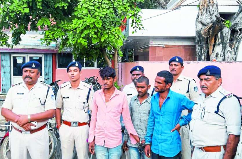 Satna crime news: Three accused of stealing 12 bikes arrested in Satna तीन आरोपी रच रहे थे चोरी की बाइक बेचने की साजिश, पुलिस ने पकड़ा, 12 बाइकें जब्त