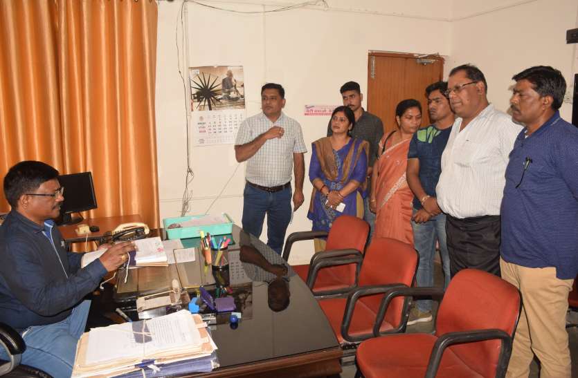 Ruckus in the food office, employees locked out in office, FIR फूड ऑफिस में बवाल, दफ्तर में तालाबंदी कर बाहर निकले कर्मचारी, एफआईआर