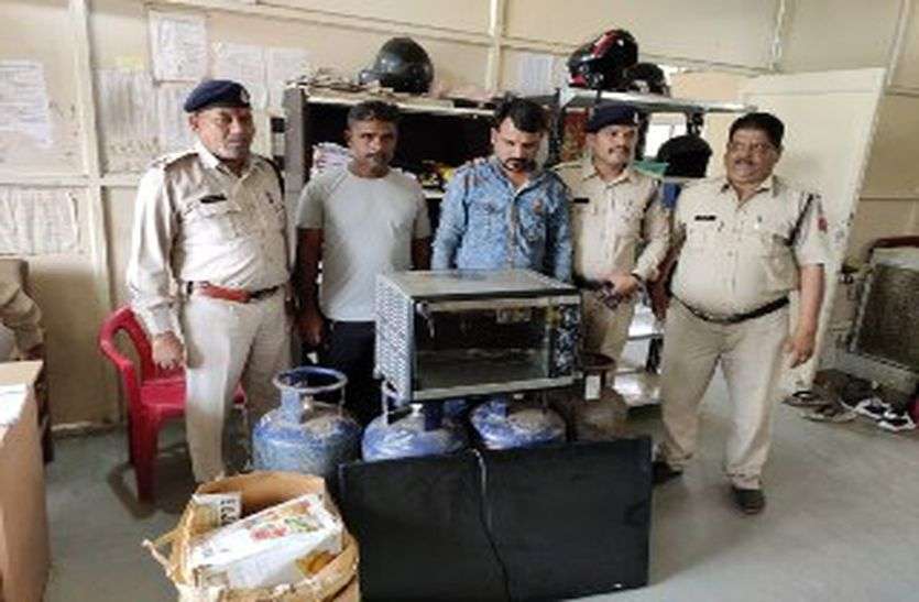 जिस रेस्टॉरेंट में सीसीटीवी कैमरा लगाए वहीं कर दी चोरी जिस रेस्टोरेंट में सीसीटीवी कैमरा लगाए वहीं कर दी चोरी