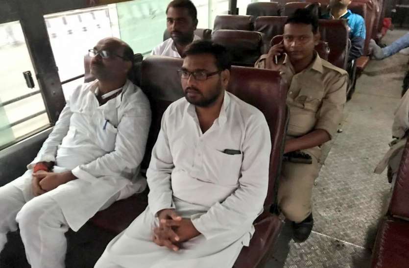 रोडवेज बस पर सवार होकर लखनऊ पहुंचे कांग्रेस के नए प्रदेश अध्यक्ष, लिया चार्ज रोडवेज बस पर सवार होकर लखनऊ पहुंचे कांग्रेस के नए प्रदेश अध्यक्ष, लिया चार्ज