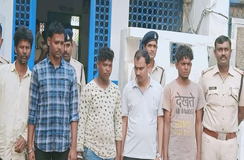 इन पांचों ने शराब खरीदने आए दो दोस्तों को बेदम पिटाई, वीडियो वारयल होने के बाद हुआ गिरफ्तार