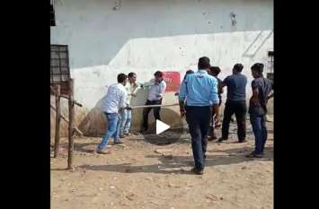 Crime in Baloda Bazar: wine shop five worker arrested by police शराब खरीदने आए दो दोस्तों को इन पांचों ने बेदम पीटा, Video वारयल होने के बाद हुआ गिरफ्तार