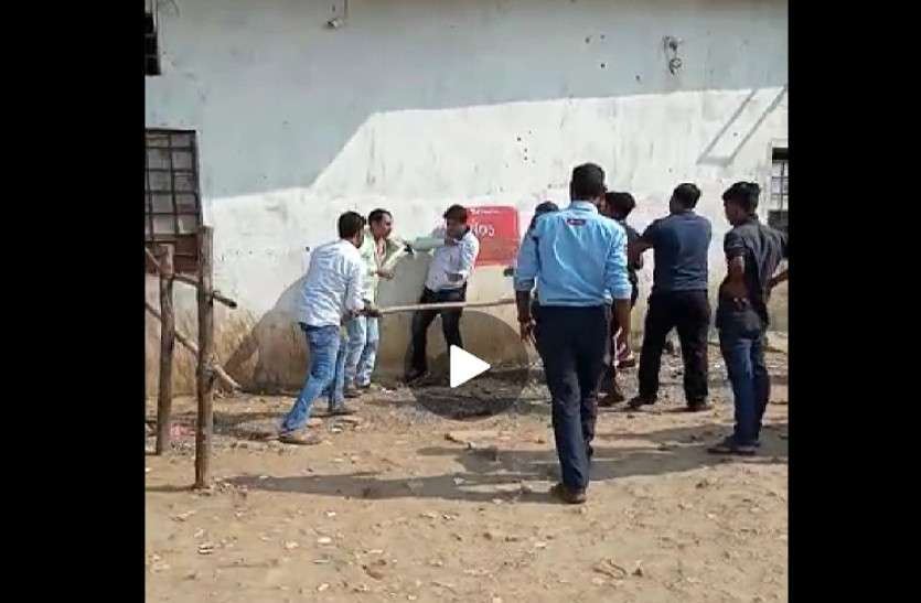 beaten_man_.jpg शराब खरीदने आए दो दोस्तों को इन पांचों ने बेदम पीटा, Video वारयल होने के बाद हुआ गिरफ्तार